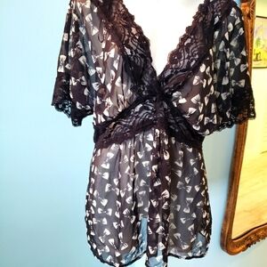 BLACK AND WHITE KAFTAN TOP WITH LACE DETAIL